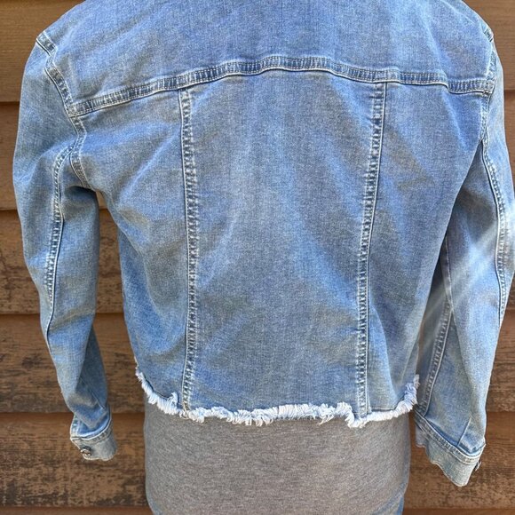 Justice Girls Denim Jacket Size 16/18 Light Blue Stretchy Frayed Hem Button Fron - Picture 10 of 10